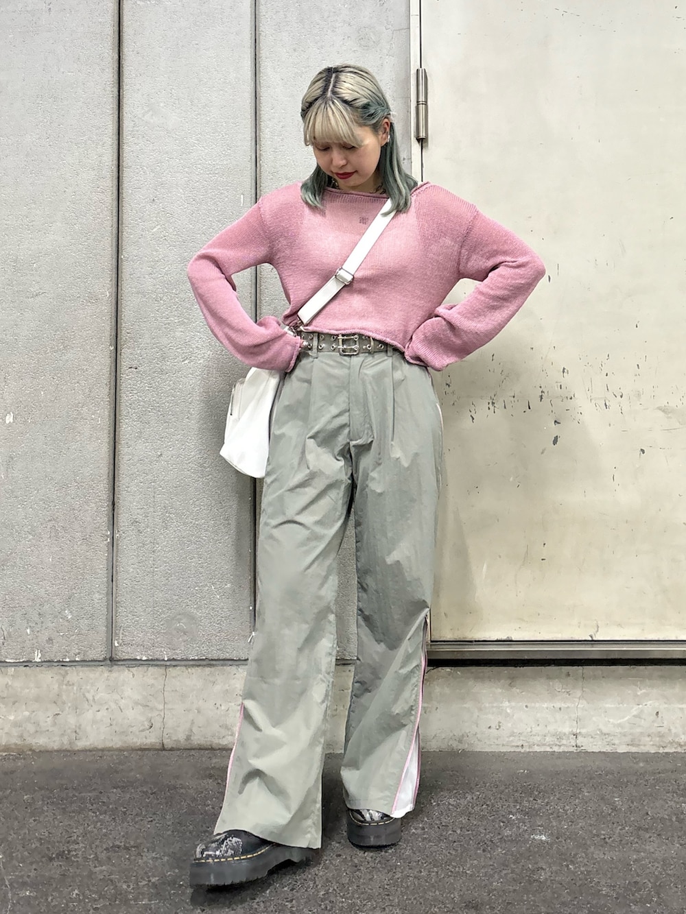 ホワイト系のバックパック/リュック、ホワイト系のキャミソール、グレー系のその他パンツを着用したレディースの春コーディネートの5枚目の写真