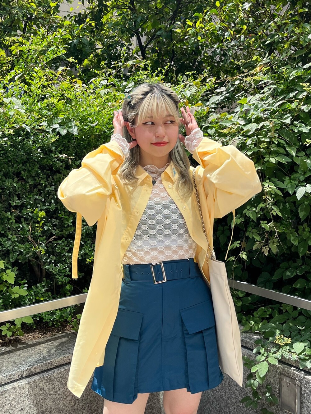 ブルー系のその他パンツ、ホワイト系のハンドバッグ、ホワイト系のTシャツ/カットソーを着用したレディースの夏コーディネートの3枚目の写真