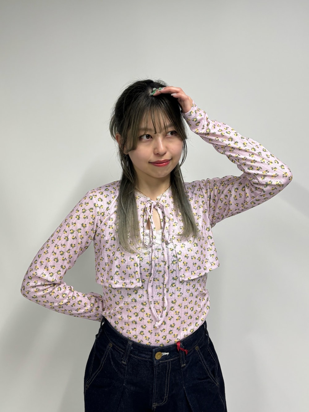 ブルー系のデニムパンツ、ピンク系のアンサンブルを着用したレディースの春コーディネートの5枚目の写真