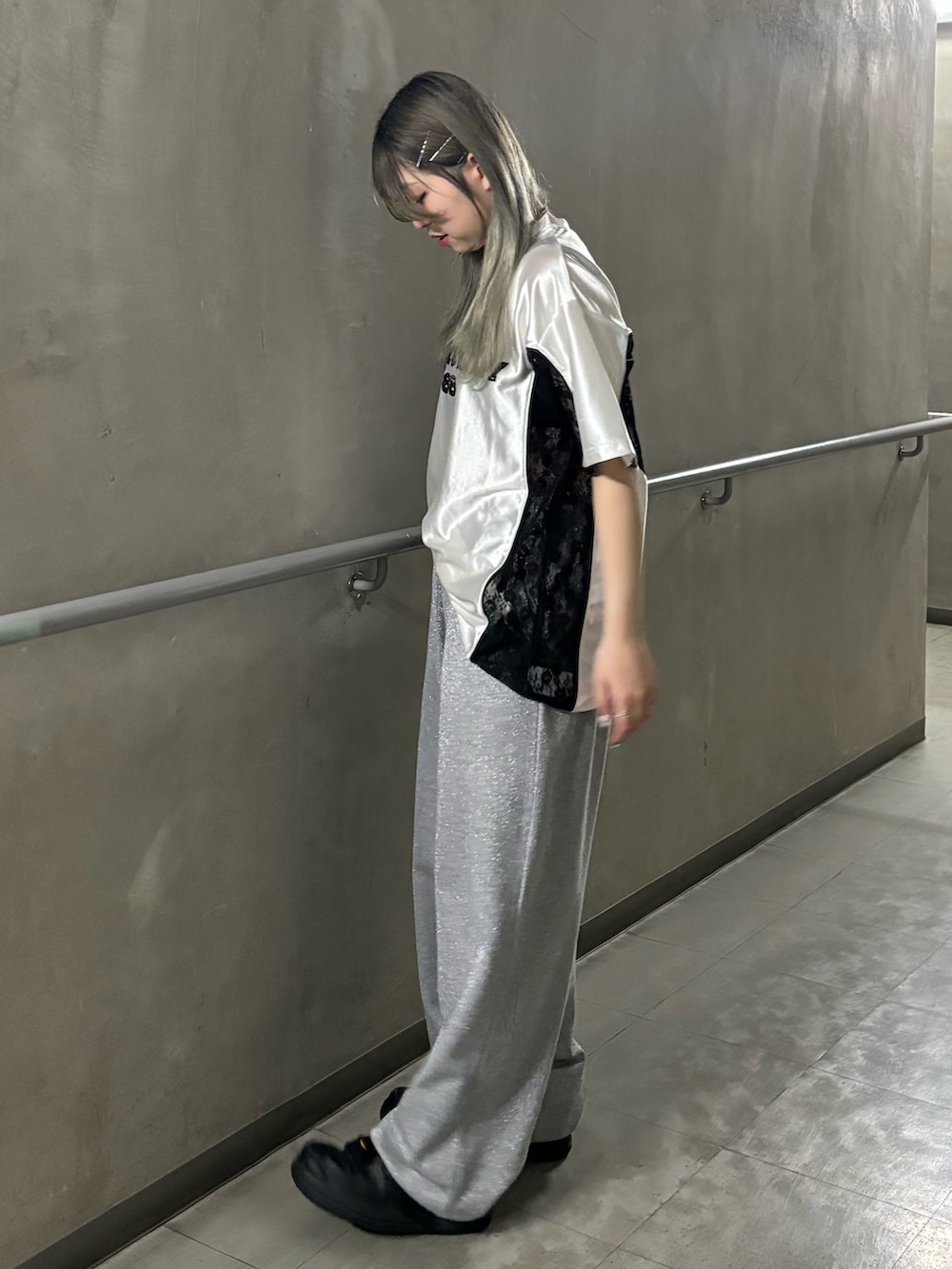 グレー系のスウェットパンツ、ホワイト系のTシャツ/カットソー、シルバー系のネックレスを着用したレディースの春コーディネートの4枚目の写真