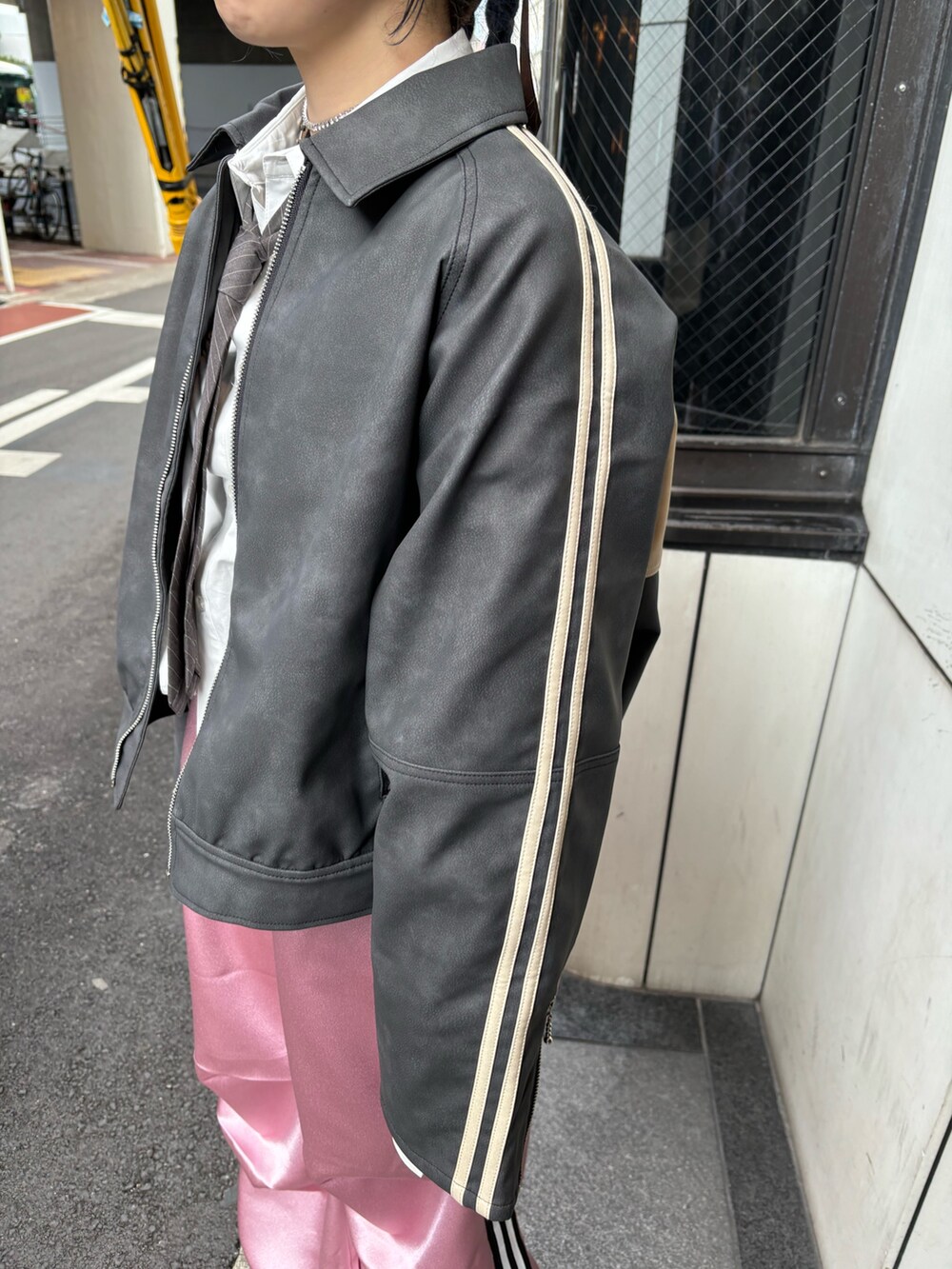 ピンク系のその他パンツ、ホワイト系のシャツ/ブラウス、ブラック系のブルゾンを着用したレディースの冬コーディネートの6枚目の写真