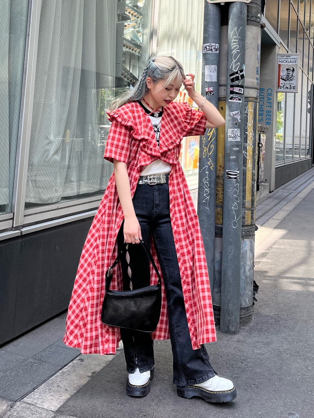 ブラック系のハンドバッグ、ホワイト系のTシャツ/カットソー、レッド系のワンピースを着用したレディースの春コーディネートの2枚目の写真