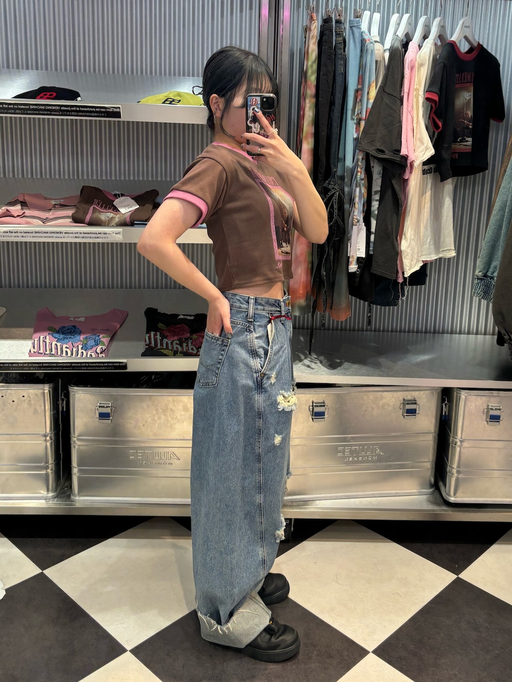 ブルー系のデニムパンツ、ブラウン系のTシャツ/カットソーを着用したレディースの春コーディネートの2枚目の写真