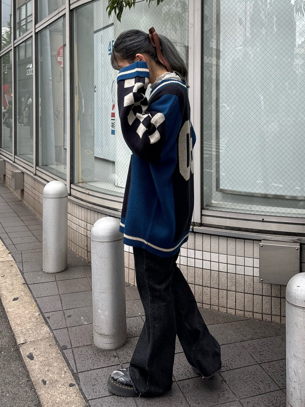 ブラック系のニット/セーター、ホワイト系のTシャツ/カットソー、ブラック系のその他パンツを着用したレディースの秋コーディネートの2枚目の写真