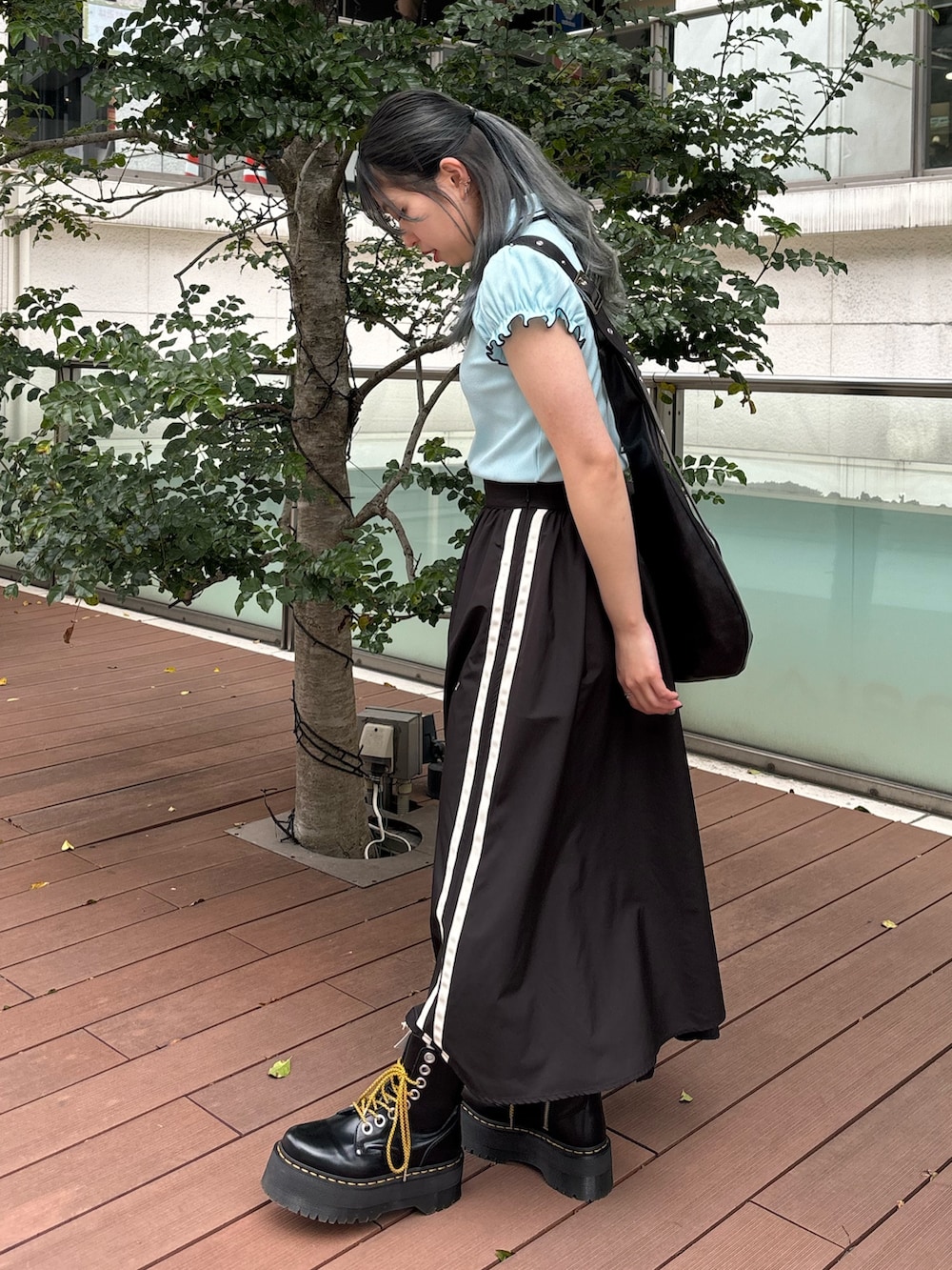 ブラック系のスカート、ブラック系のその他シューズ、ブラック系のショルダーバッグを着用したレディースの春コーディネートの4枚目の写真