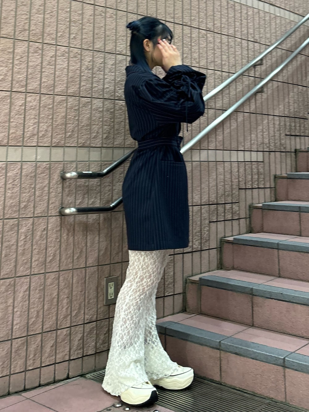 ブルー系のテーラードジャケット、ホワイト系のTシャツ/カットソー、ホワイト系のその他パンツを着用したレディースの冬コーディネートの2枚目の写真