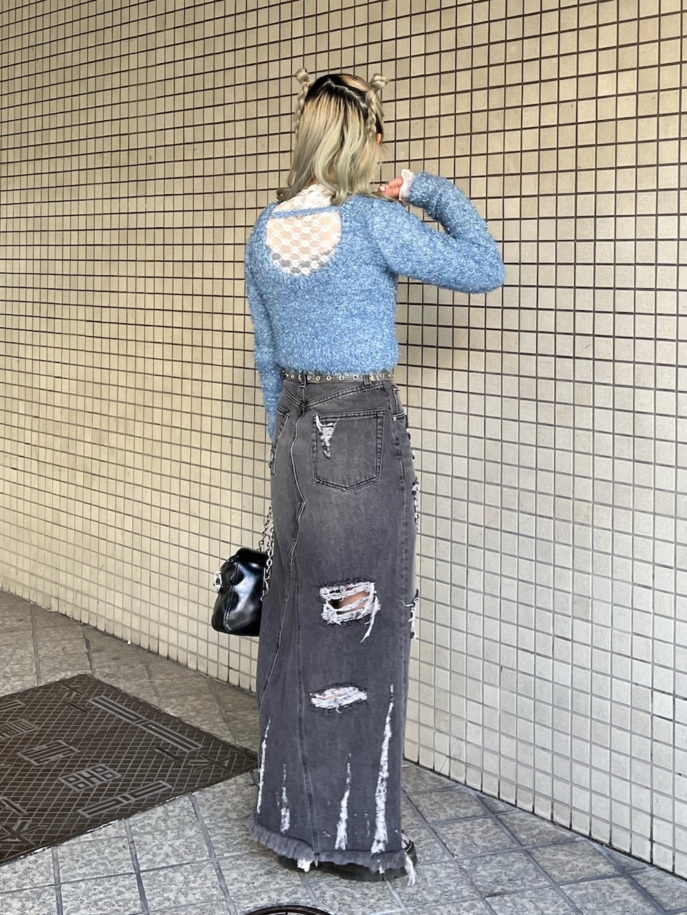 ホワイト系のTシャツ/カットソー、ブラック系のハンドバッグ、ブルー系のニット/セーターを着用したレディースの冬コーディネートの2枚目の写真