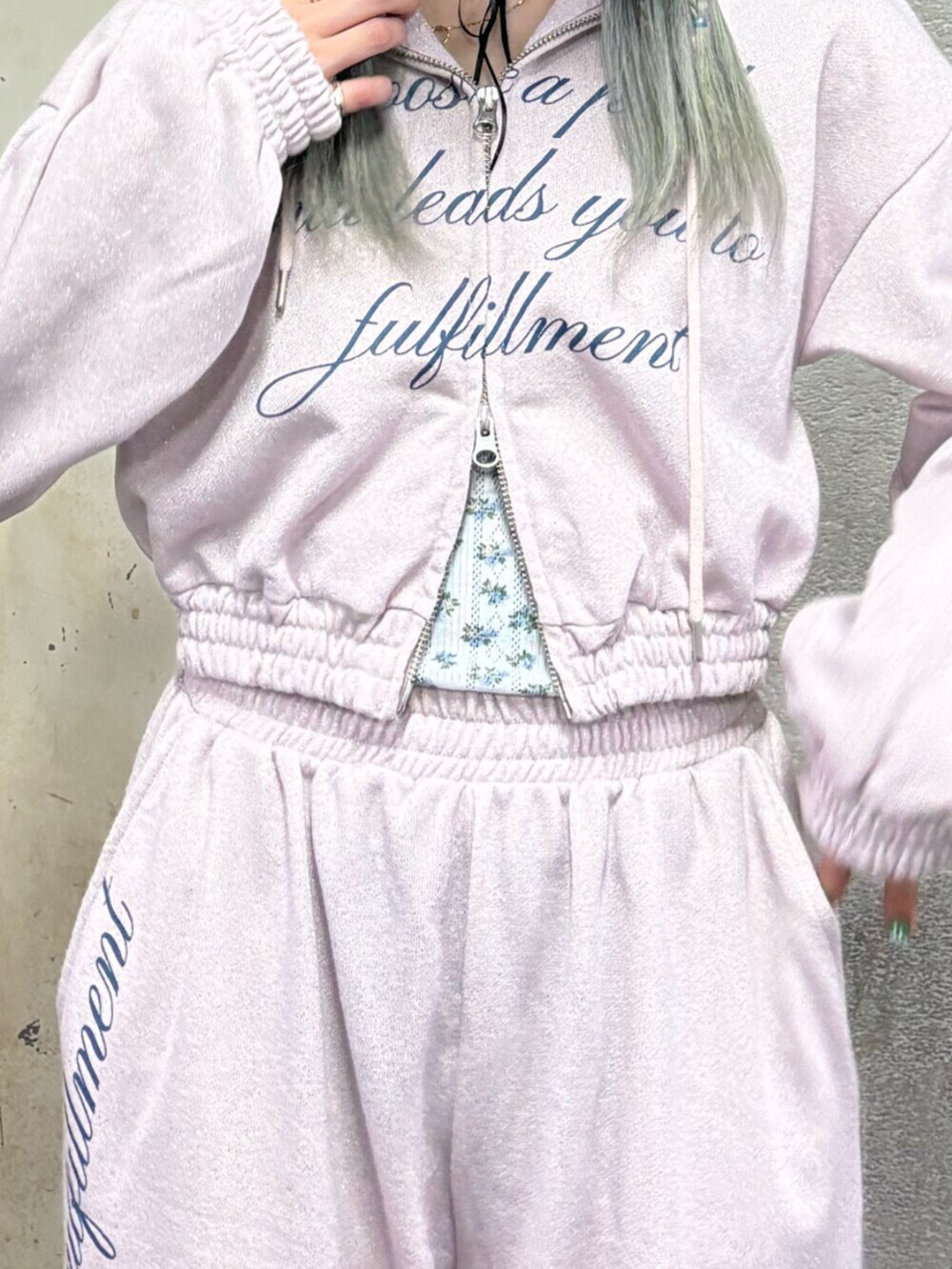 ピンク系のスウェットパンツ、ピンク系のパーカー、ホワイト系のアンサンブルを着用したレディースの春コーディネートの8枚目の写真