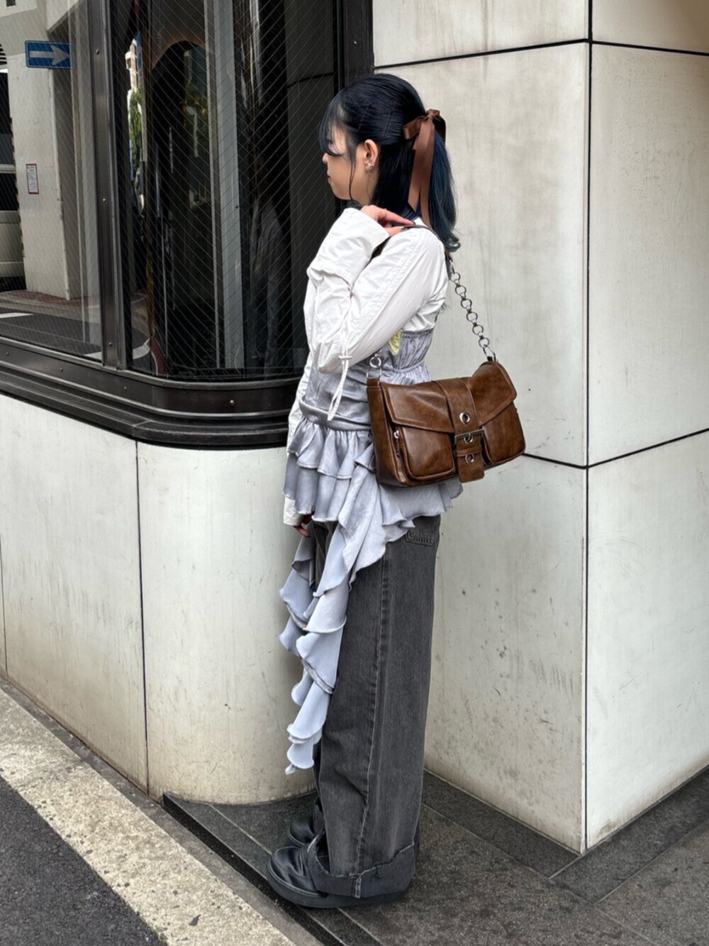 ホワイト系のシャツ/ブラウス、グレー系のキャミソール、ブラウン系のハンドバッグを着用したレディースの春コーディネートの4枚目の写真