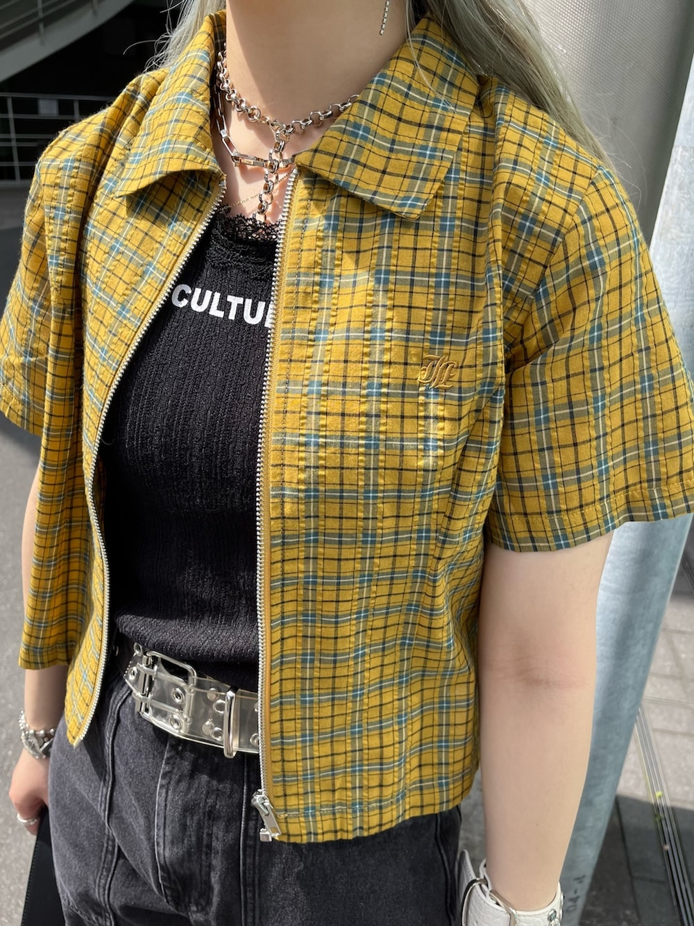 ブラック系のハンドバッグ、ブラック系のカーゴパンツ、ブラック系のタンクトップを着用したレディースの春コーディネートの6枚目の写真