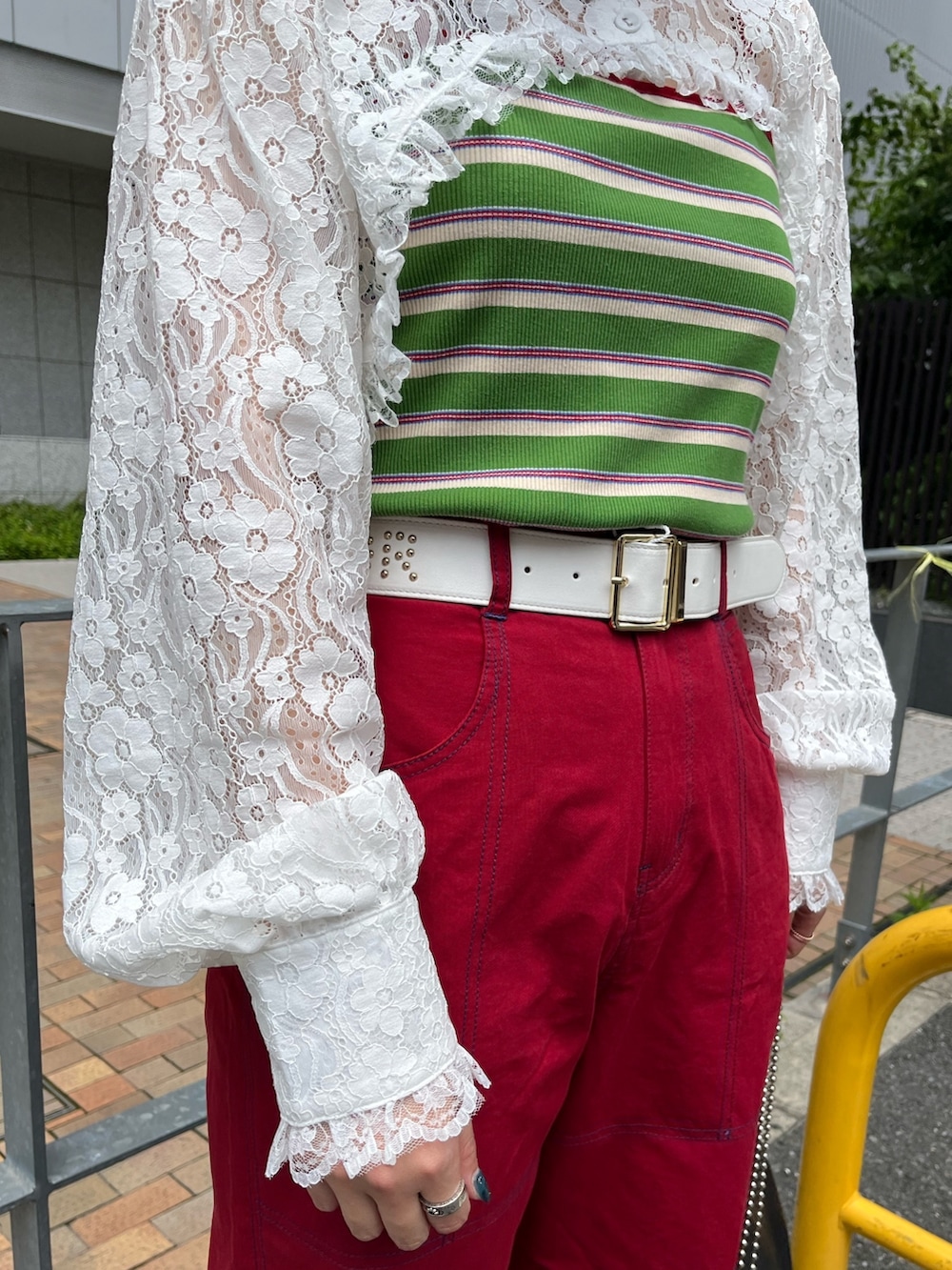 レッド系のその他パンツ、ホワイト系のシャツ/ブラウス、グリーン系のキャミソールを着用したレディースの夏コーディネートの5枚目の写真