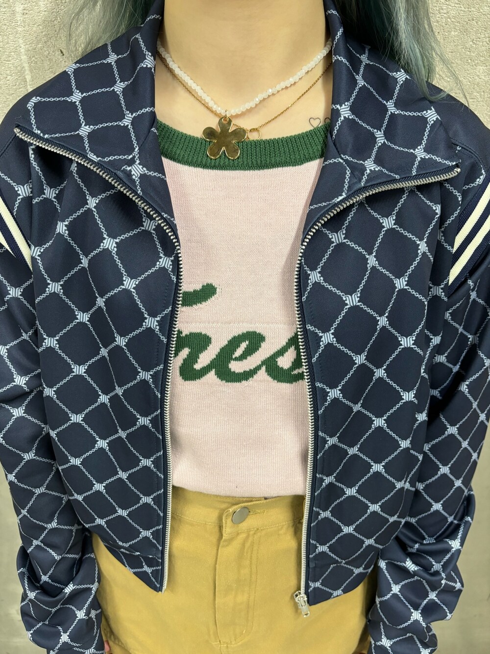 ベージュ系のスカート、ピンク系のニット/セーター、ブルー系のジャージを着用したレディースの春コーディネートの5枚目の写真