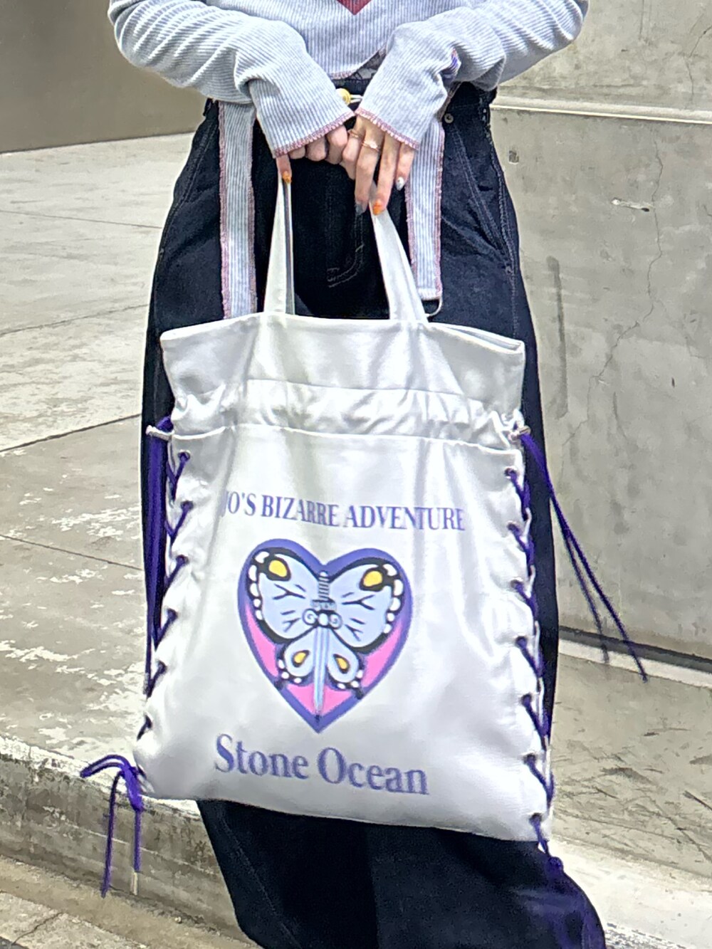 ブルー系のデニムパンツ、ブラック系のドレスシューズ、ブルー系のTシャツ/カットソーを着用したレディースの秋コーディネートの10枚目の写真