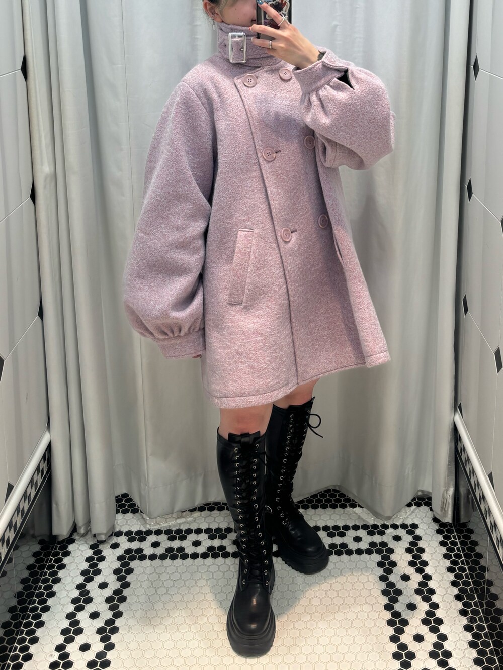 ピンク系のその他アウター、ブラック系のブーツ、その他のネックレスを着用したレディースの夏コーディネートの2枚目の写真