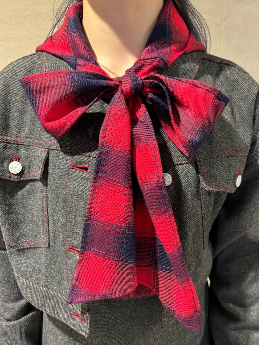 グレー系のワンピース、レッド系のシャツ/ブラウス、ブラック系のショルダーバッグを着用したレディースの秋コーディネートの5枚目の写真