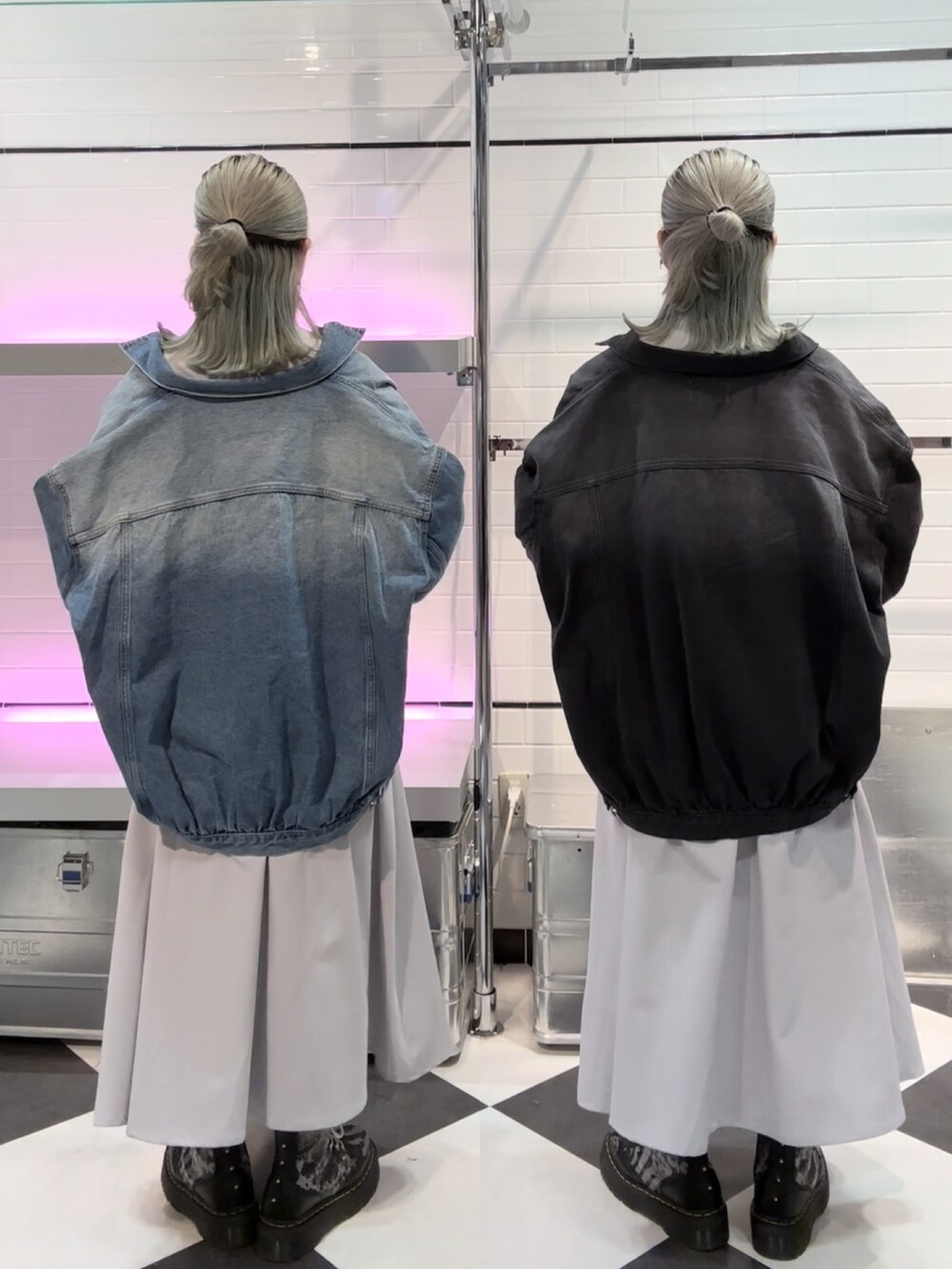 グレー系のワンピース、ブルー系のデニムジャケット、ブラック系のデニムジャケットを着用したレディースの冬コーディネートの3枚目の写真