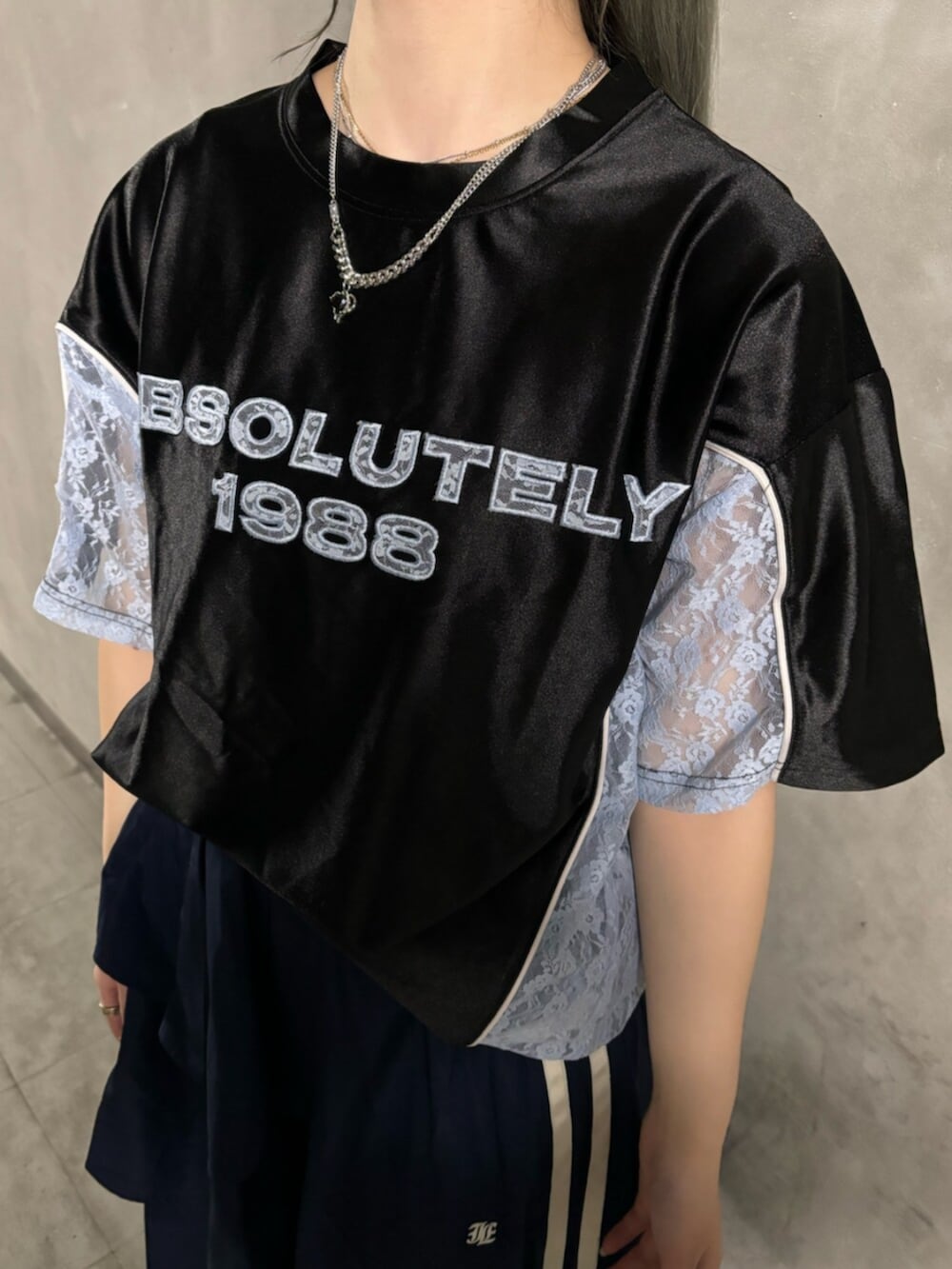 ブラック系のその他シューズ、ブルー系のスカート、ブラック系のTシャツ/カットソーを着用したレディースの春コーディネートの6枚目の写真