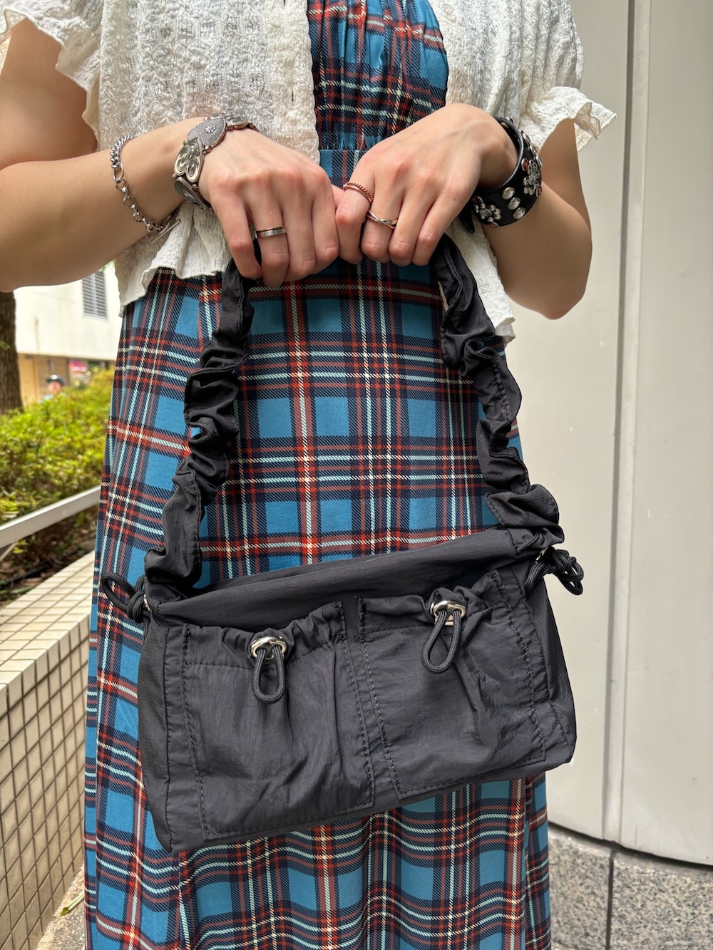 ブルー系のワンピース、ホワイト系のシャツ/ブラウス、ブラック系のショルダーバッグを着用したレディースの夏コーディネートの8枚目の写真