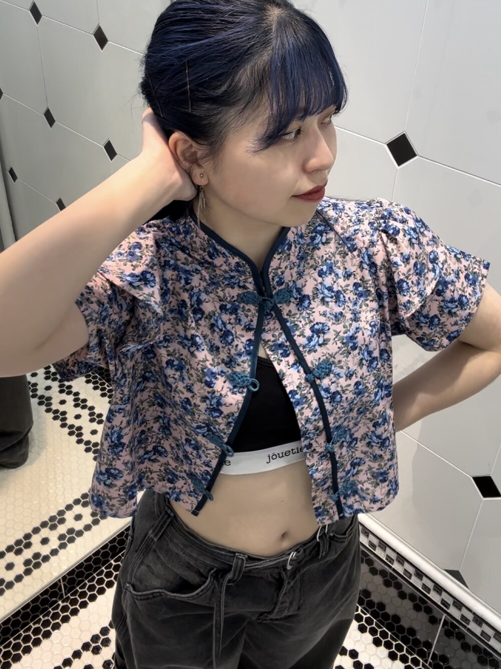 ブラック系のデニムパンツ、ピンク系のシャツ/ブラウス、ピンク系のシャツ/ブラウスを着用したレディースの夏コーディネートの5枚目の写真