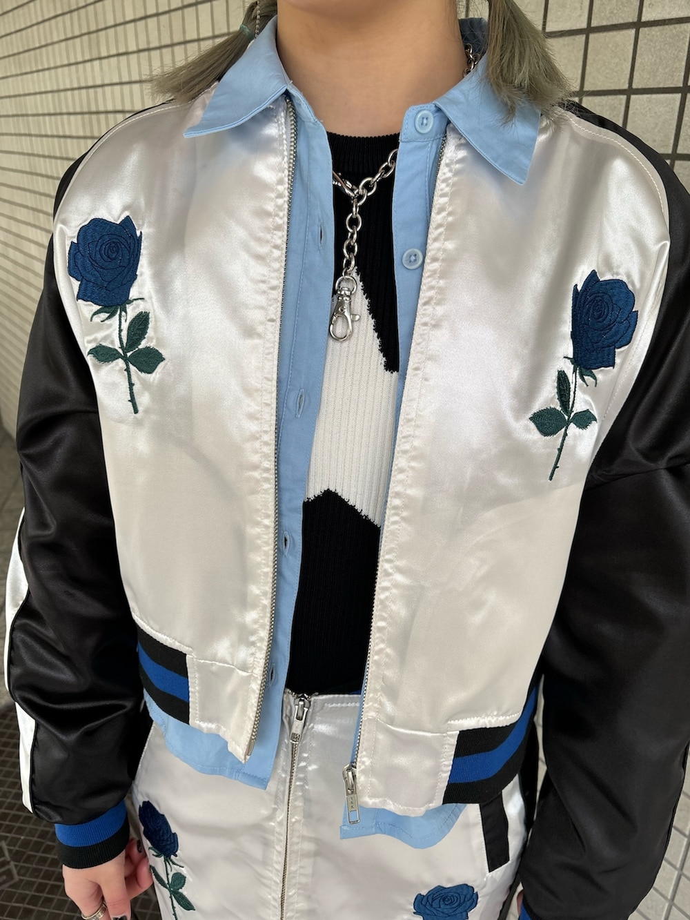 ホワイト系のスカート、ブルー系のシャツ/ブラウス、ブラック系のニット/セーターを着用したレディースの春コーディネートの7枚目の写真