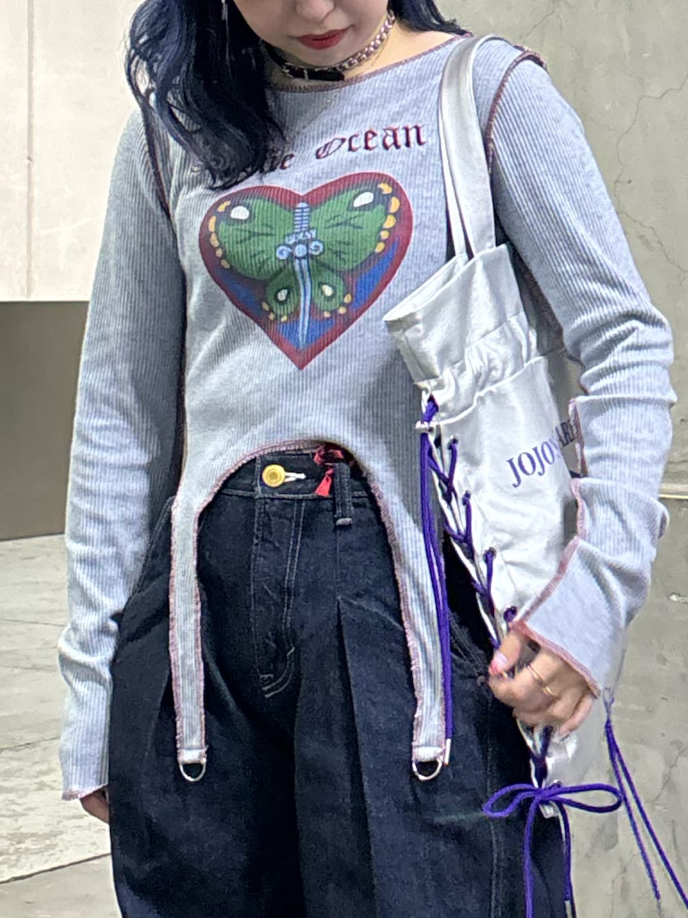 ブルー系のデニムパンツ、ブラック系のドレスシューズ、ブルー系のTシャツ/カットソーを着用したレディースの秋コーディネートの5枚目の写真