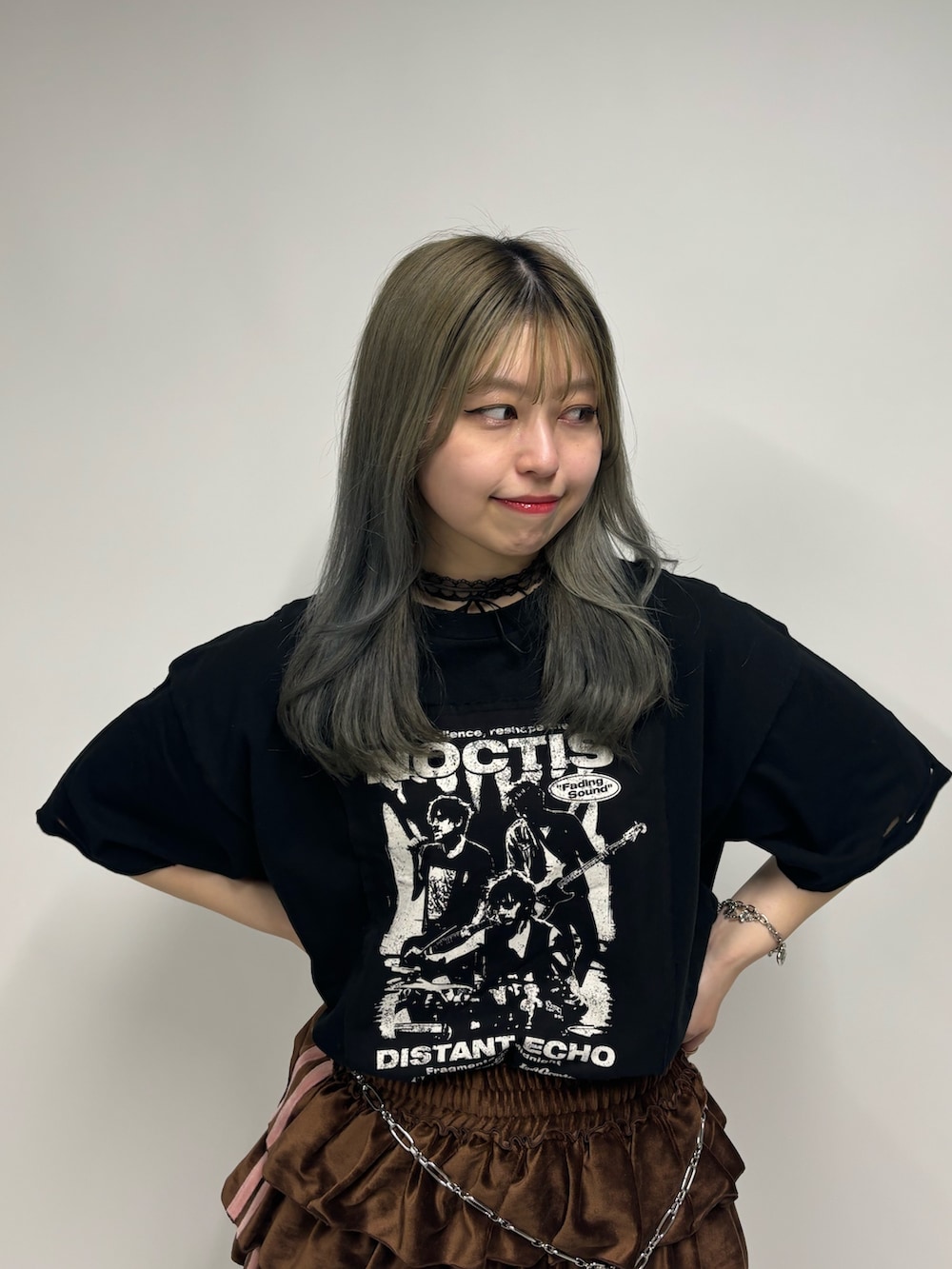 ブラウン系のスカート、ブラック系のその他シューズ、ブラック系のTシャツ/カットソーを着用したレディースの夏コーディネートの5枚目の写真