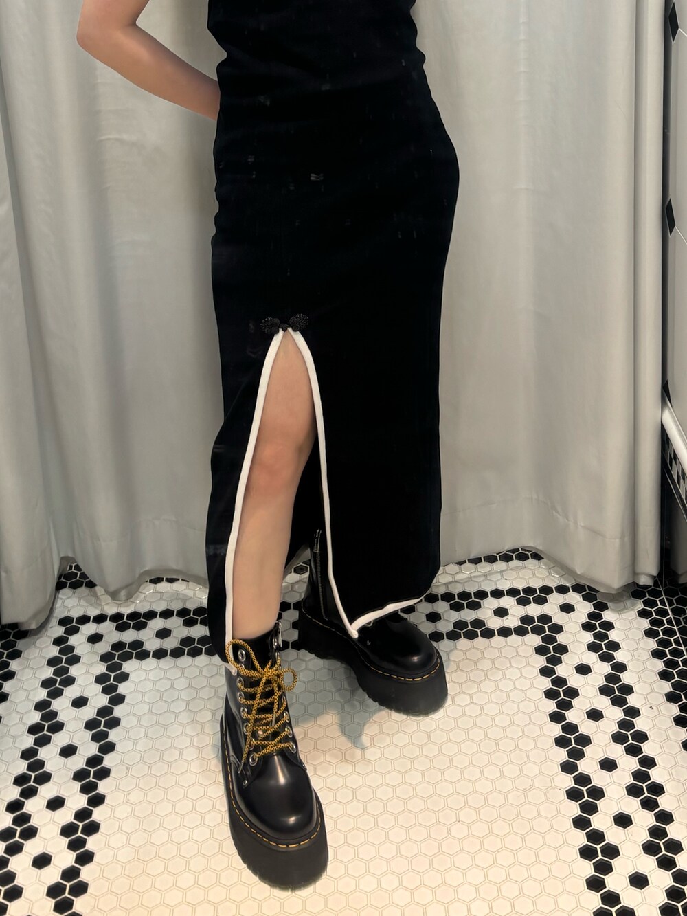 ブラック系のワンピース、ブラック系のその他シューズを着用したレディースの夏コーディネートの6枚目の写真