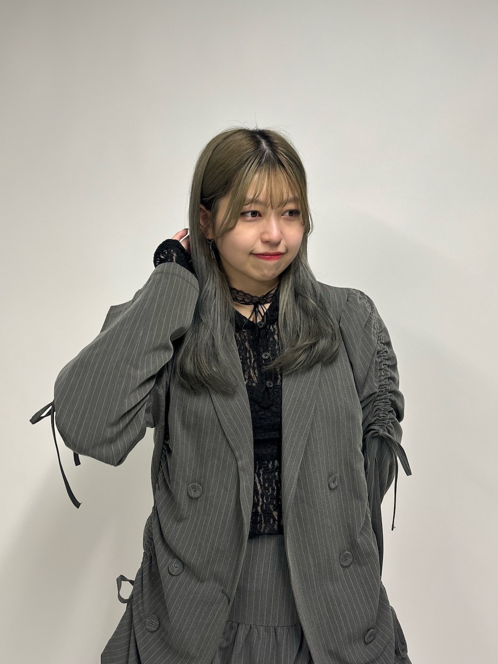 グレー系のスカート、ブラック系のその他シューズ、ブラック系のTシャツ/カットソーを着用したレディースの夏コーディネートの5枚目の写真