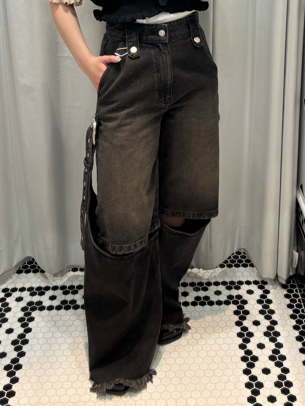 ブラック系のデニムパンツ、ブラック系のブーツ、ホワイト系のキャミソールを着用したレディースの春コーディネートの7枚目の写真