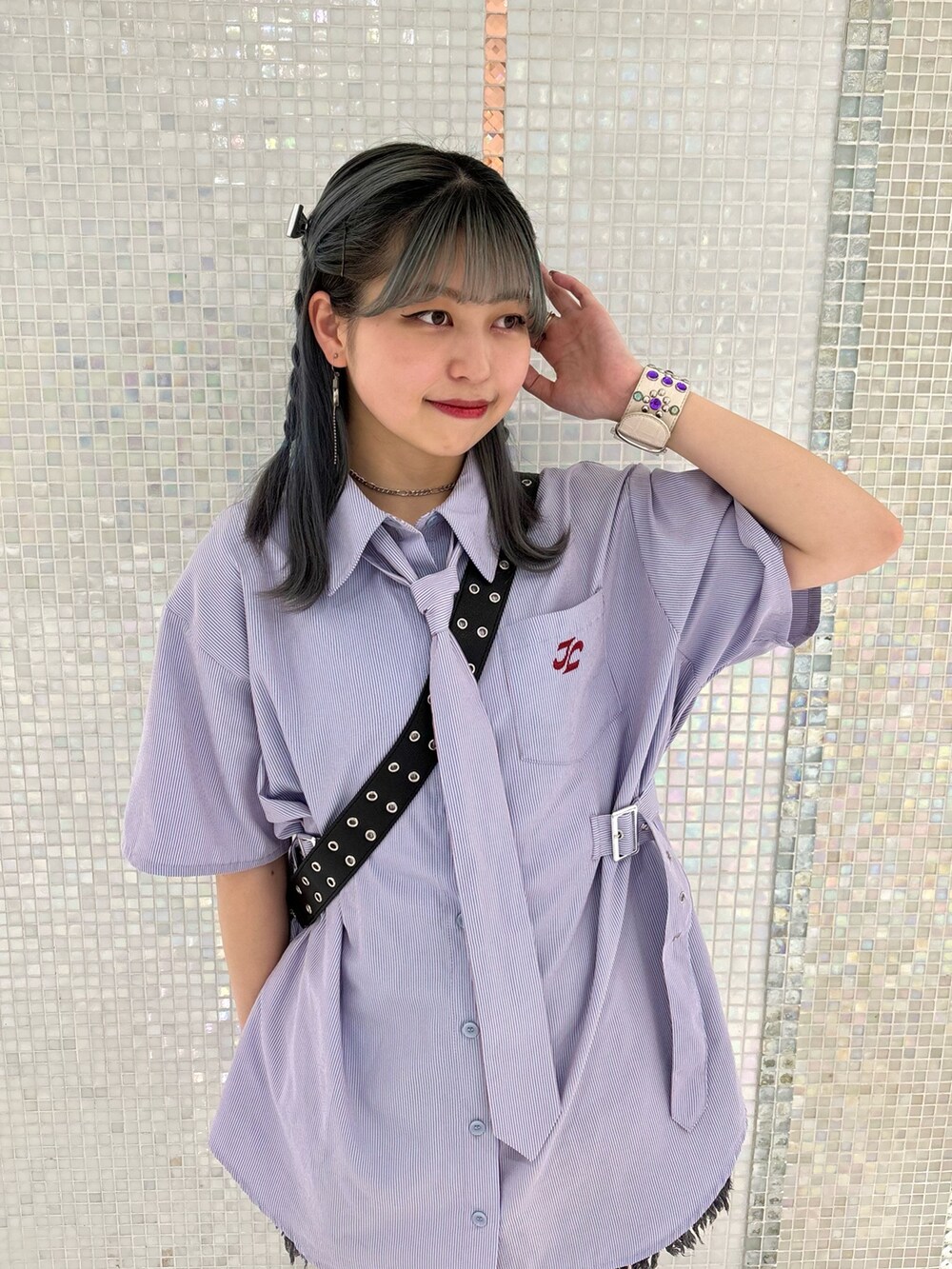 ブラック系のデニムパンツ、ブラック系のショルダーバッグ、パープル系のシャツ/ブラウスを着用したレディースの夏コーディネートの4枚目の写真