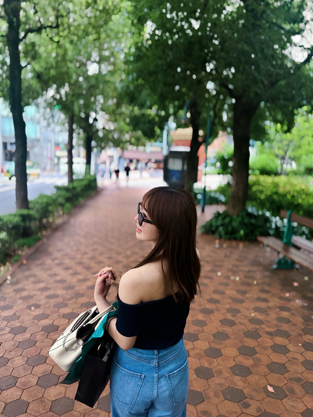 ブルー系のニット/セーターを着用したレディースの春コーディネートの3枚目の写真