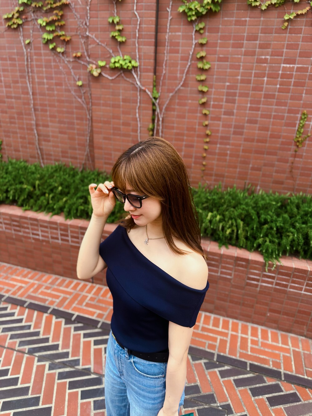 ブルー系のニット/セーターを着用したレディースの春コーディネートの2枚目の写真