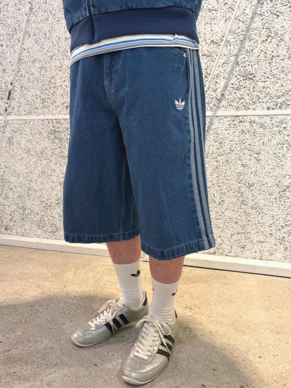 ブルー系のデニムジャケット、ブルー系のその他パンツ、グレー系のスニーカーを着用したメンズの夏コーディネートの3枚目の写真