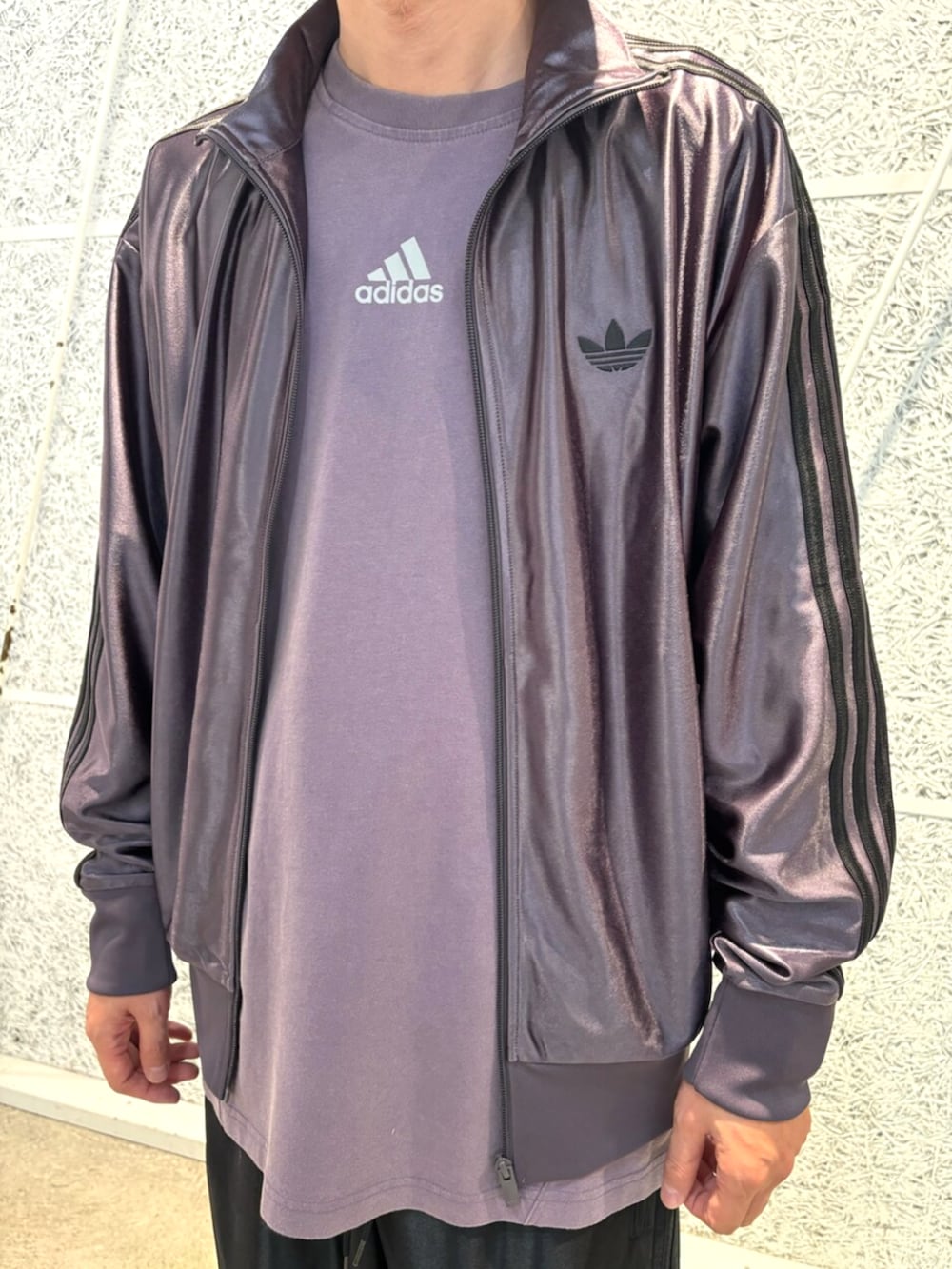 「adidas、adidas originals、アディダス、アディダスオリジナルス、ジャージ、ガゼルロープロ」｜「adidasのファイヤーバード メタリックトラックトップ（ジャージ） METAL FIREBIRD TRACKTOP / ジャージ / トラックジャケット アディダスオリジナルス adidas Originals（ジャージ、グレー系）」を使った、KKさん（メンズ・172cm）の秋コーディネートの2枚目の写真