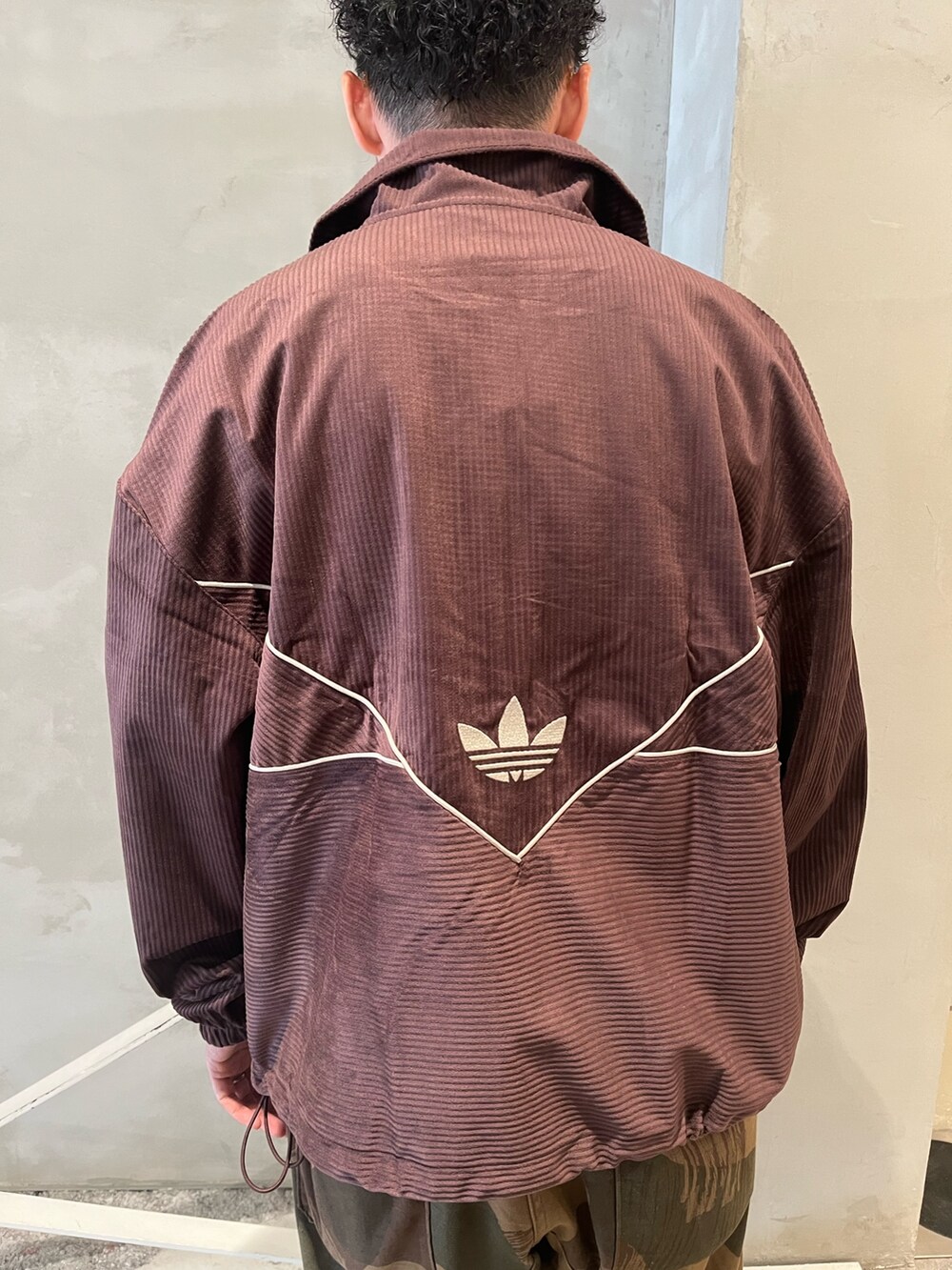 KK(アディダス オリジナルスショップ 心斎橋)｜adidasのブルゾンを使っ