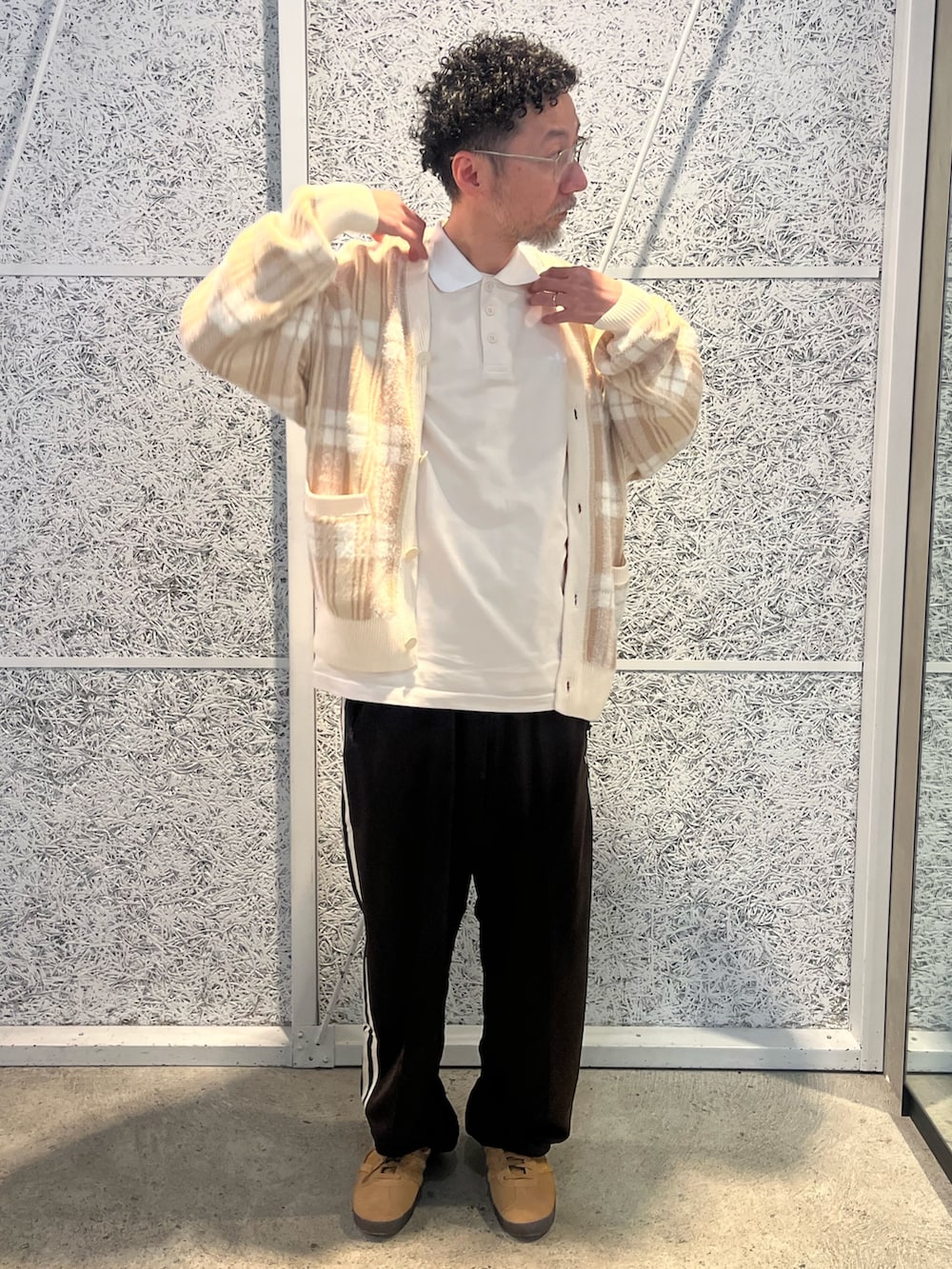 「カーディガン、スニーカー、ニットカーディガン、adidas、アディダス、ポロシャツ、トラックパンツ、adidas originals、アディダスオリジナルス、ガゼル」｜「adidasのベッケンバウアートラックパンツ（ジェンダーニュートラル） / ジャージ / アディダスオリジナルス adidas Originals（スウェットパンツ、ブラウン系）」を使った、KKさん（メンズ・172cm）の秋コーディネートの2枚目の写真