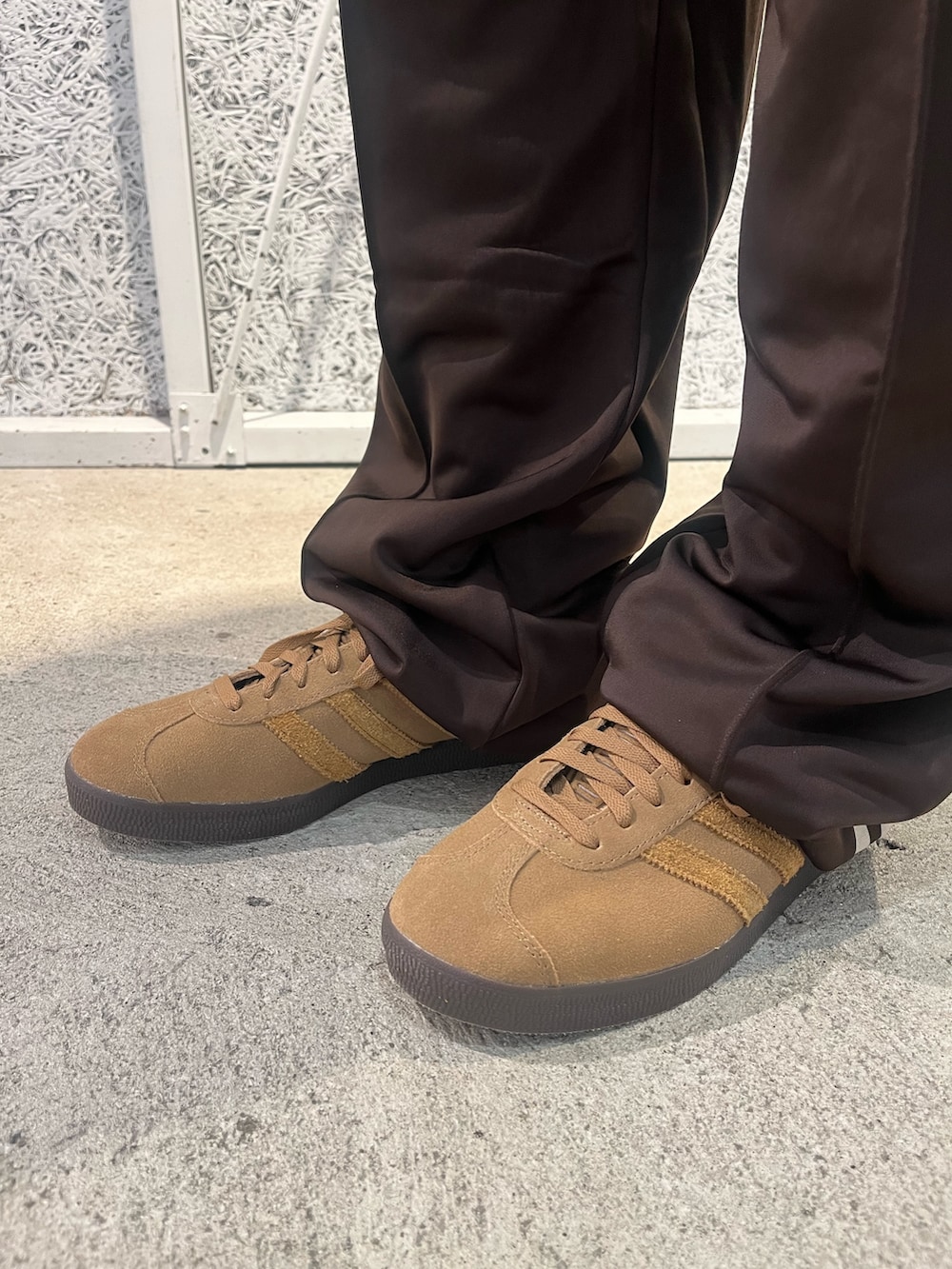 「カーディガン、スニーカー、ニットカーディガン、adidas、アディダス、ポロシャツ、トラックパンツ、adidas originals、アディダスオリジナルス、ガゼル」｜「adidasのベッケンバウアートラックパンツ（ジェンダーニュートラル） / ジャージ / アディダスオリジナルス adidas Originals（スウェットパンツ、ブラウン系）」を使った、KKさん（メンズ・172cm）の秋コーディネートの5枚目の写真