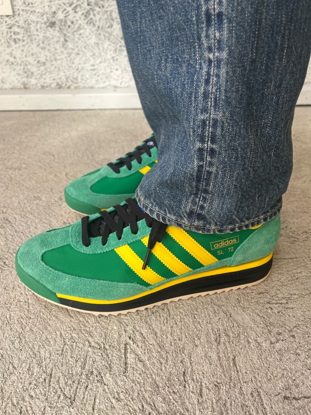 「スニーカー、adidas、ジャージ、アディダス、adidas originals、トラックジャケット、アディダスオリジナルス、トラックトップ」｜「adidasのSL 72 RS / アディダスオリジナルス adidas Originals（スニーカー、グリーン系）」を使った、KKさん（メンズ・172cm）の春コーディネートの4枚目の写真