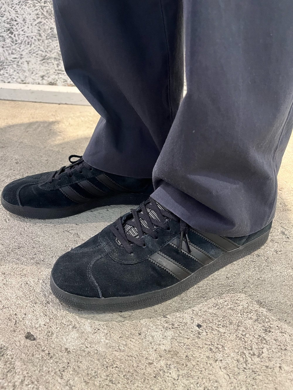 「スニーカー、adidas、ジャージ、長袖シャツ、アディダス、ポロシャツ、adidas originals、アディダスオリジナルス、トラックトップ、ガゼル」｜「adidasのアーカイブ トラックトップ / ジャージ / アディダスオリジナルス adidas Originals（ジャージ、ブラウン系）」を使った、KKさん（メンズ・172cm）の秋コーディネートの2枚目の写真