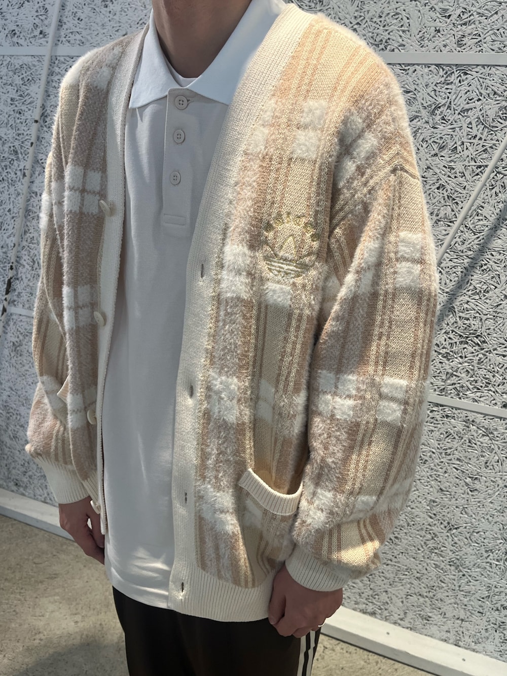 「カーディガン、スニーカー、ニットカーディガン、adidas、アディダス、ポロシャツ、トラックパンツ、adidas originals、アディダスオリジナルス、ガゼル」｜「adidasのベッケンバウアートラックパンツ（ジェンダーニュートラル） / ジャージ / アディダスオリジナルス adidas Originals（スウェットパンツ、ブラウン系）」を使った、KKさん（メンズ・172cm）の秋コーディネートの3枚目の写真
