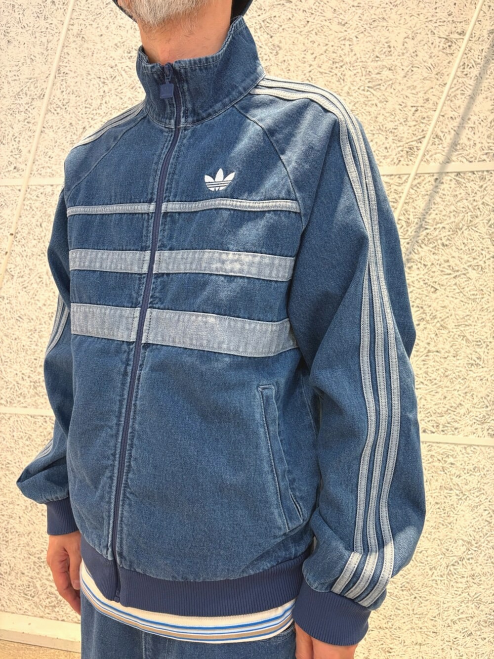 ブルー系のデニムジャケット、ブルー系のその他パンツ、グレー系のスニーカーを着用したメンズの夏コーディネートの2枚目の写真