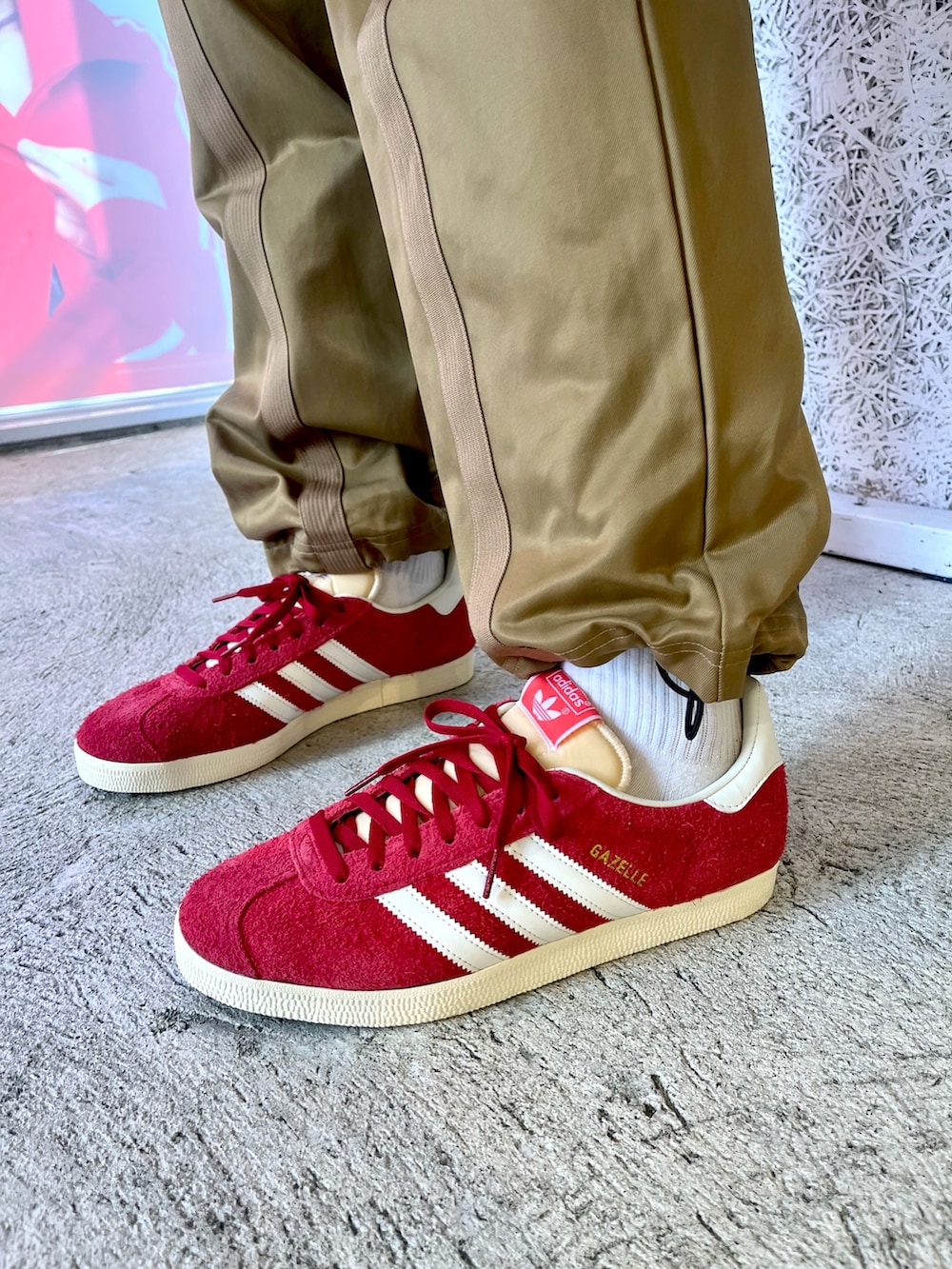 「スニーカー、ジャケット、アウター、adidas、カーゴパンツ、アディダス、ナイロンジャケット、adidas originals、アディダスオリジナルス、ガゼル」｜「adidasのアディダス オリジナルス ファイヤーバード ジャケット（ブルゾン、ブラック系）」を使った、KKさん（メンズ・172cm）の秋コーディネートの5枚目の写真