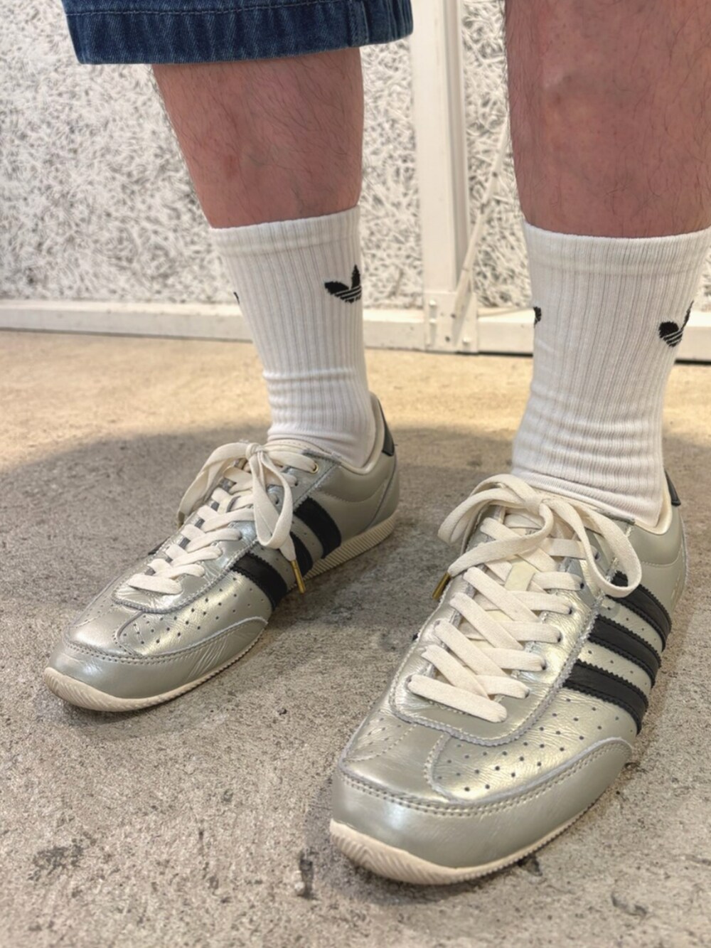 ブルー系のデニムジャケット、ブルー系のその他パンツ、グレー系のスニーカーを着用したメンズの夏コーディネートの4枚目の写真