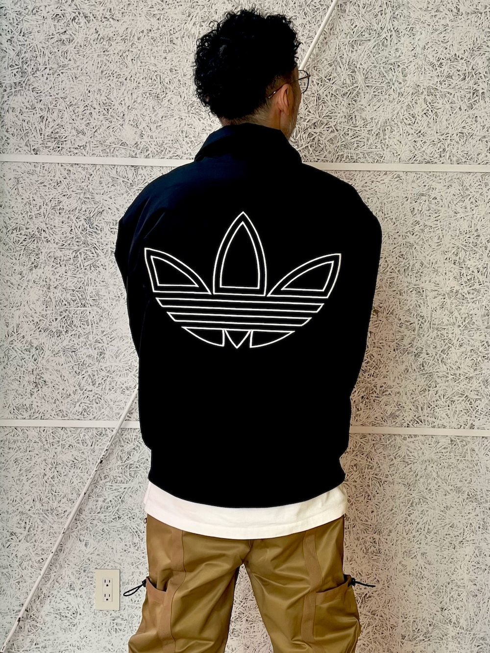 「スニーカー、ジャケット、アウター、adidas、カーゴパンツ、アディダス、ナイロンジャケット、adidas originals、アディダスオリジナルス、ガゼル」｜「adidasのアディダス オリジナルス ファイヤーバード ジャケット（ブルゾン、ブラック系）」を使った、KKさん（メンズ・172cm）の秋コーディネートの3枚目の写真