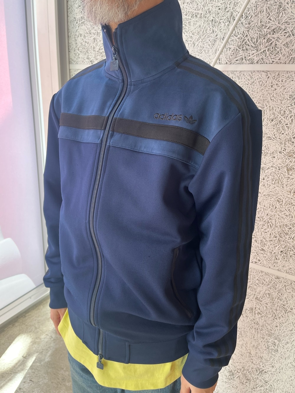 「スニーカー、adidas、ジャージ、アディダス、adidas originals、トラックジャケット、アディダスオリジナルス、トラックトップ」｜「adidasのSL 72 RS / アディダスオリジナルス adidas Originals（スニーカー、グリーン系）」を使った、KKさん（メンズ・172cm）の春コーディネートの3枚目の写真