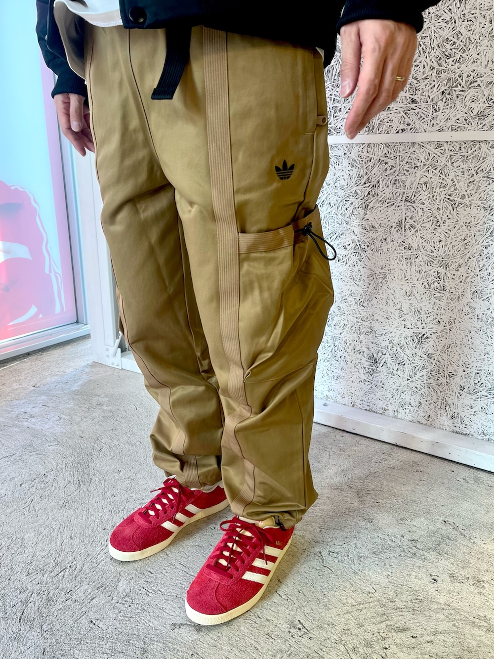 「スニーカー、ジャケット、アウター、adidas、カーゴパンツ、アディダス、ナイロンジャケット、adidas originals、アディダスオリジナルス、ガゼル」｜「adidasのアディダス オリジナルス ファイヤーバード ジャケット（ブルゾン、ブラック系）」を使った、KKさん（メンズ・172cm）の秋コーディネートの4枚目の写真