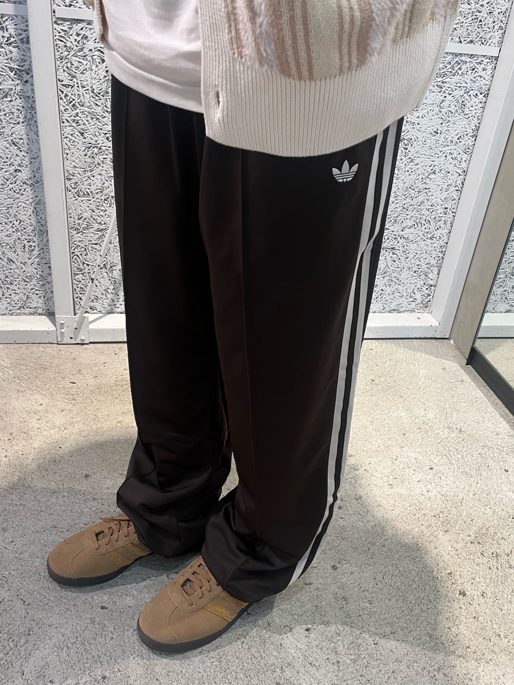 「カーディガン、スニーカー、ニットカーディガン、adidas、アディダス、ポロシャツ、トラックパンツ、adidas originals、アディダスオリジナルス、ガゼル」｜「adidasのベッケンバウアートラックパンツ（ジェンダーニュートラル） / ジャージ / アディダスオリジナルス adidas Originals（スウェットパンツ、ブラウン系）」を使った、KKさん（メンズ・172cm）の秋コーディネートの4枚目の写真
