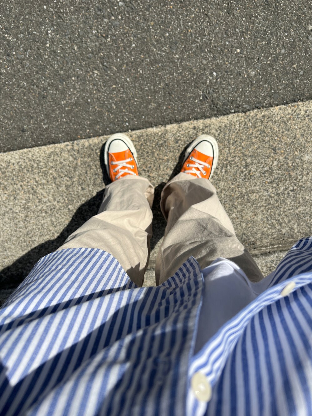 ブルー系のシャツ/ブラウス、ホワイト系のデニムパンツ、オレンジ系のスニーカーを着用したレディースの夏コーディネートの3枚目の写真