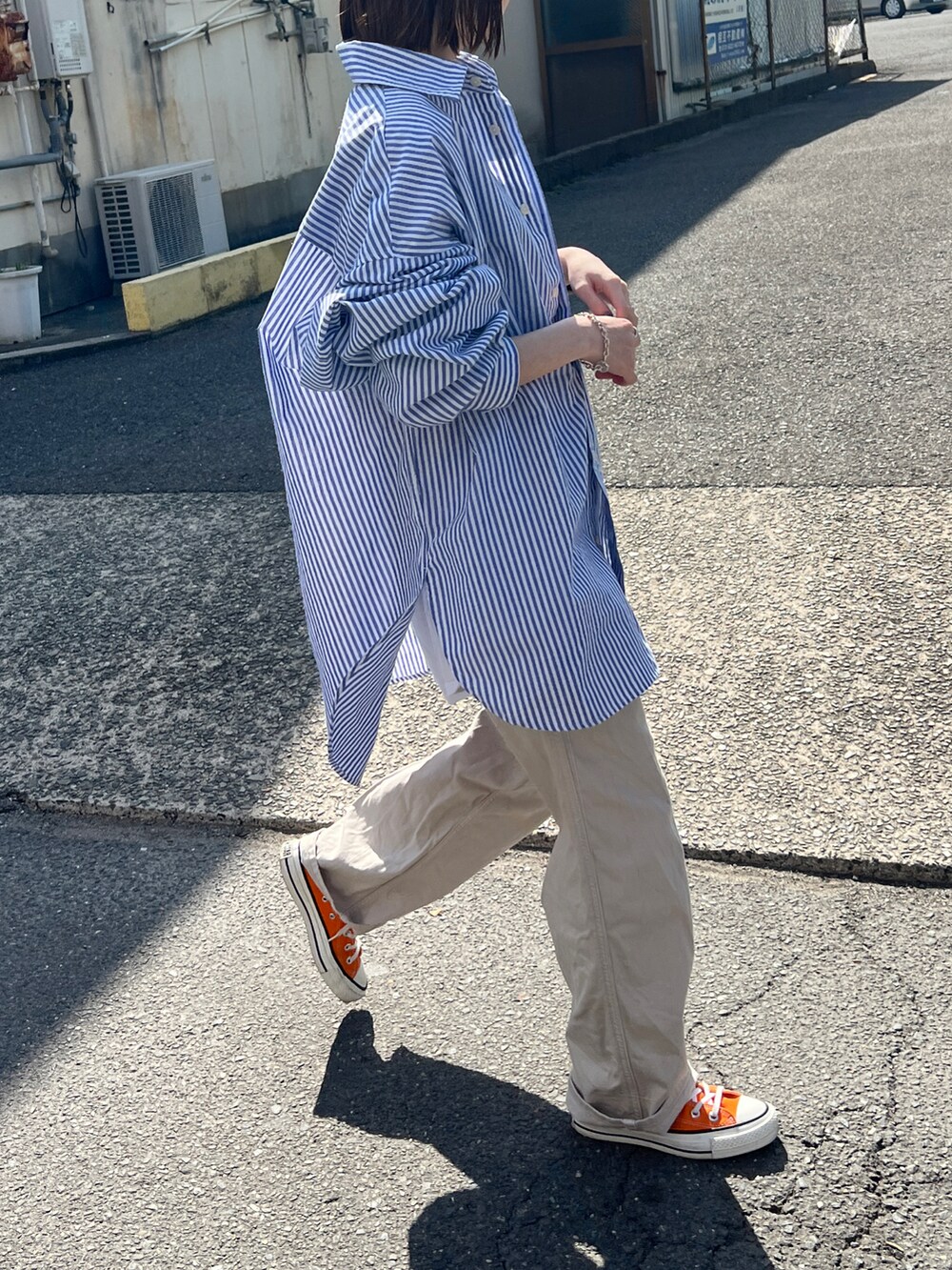 ブルー系のシャツ/ブラウス、ホワイト系のデニムパンツ、オレンジ系のスニーカーを着用したレディースの夏コーディネートの2枚目の写真