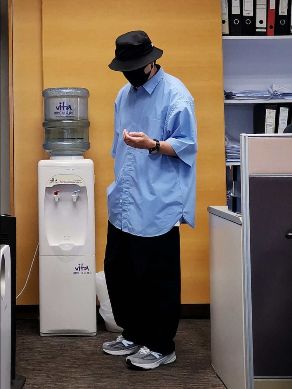 ブルー系のシャツ/ブラウス、ブラック系のチノパンツ、グレー系のスニーカーを着用したメンズの春コーディネートの3枚目の写真
